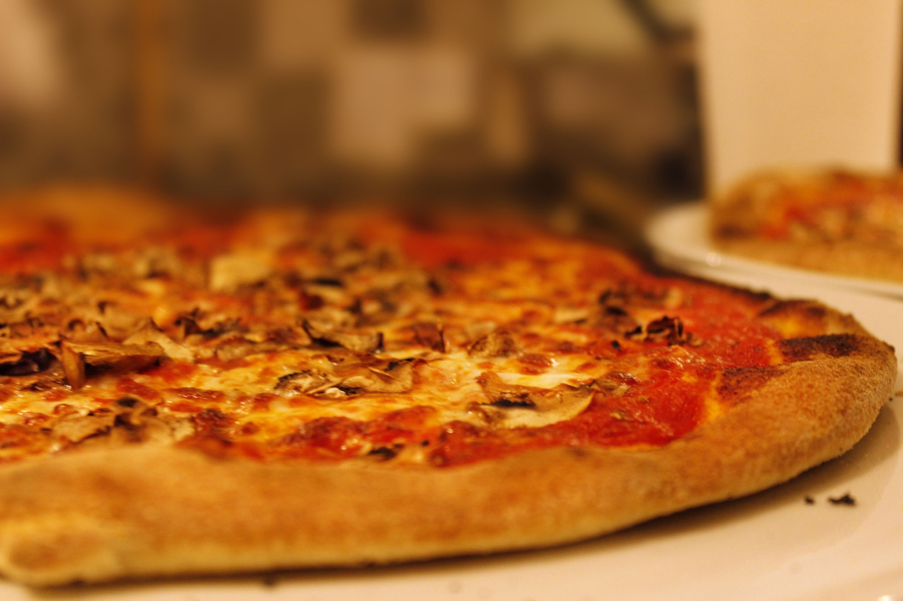 Frisch gebackene Pizza aus dem Marana-Holzofen