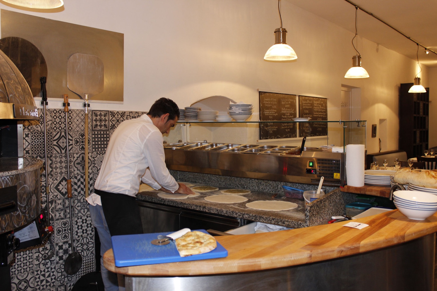 Pizzaiolo bereitet frischen Teig an der offenen Küche der Lustnauer Mühle zu