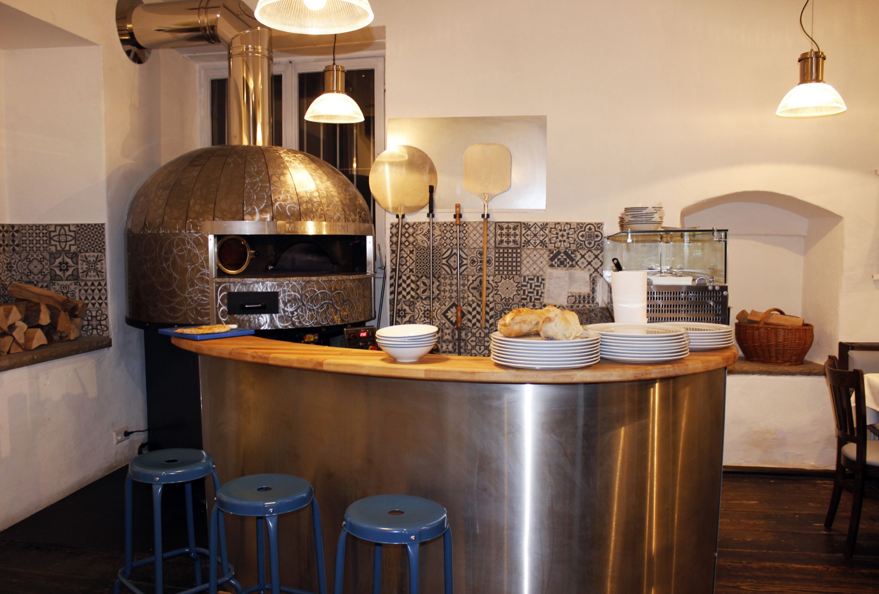 Theke mit Marana-Holzofen und frischem Brot in der Lustnauer Mühle